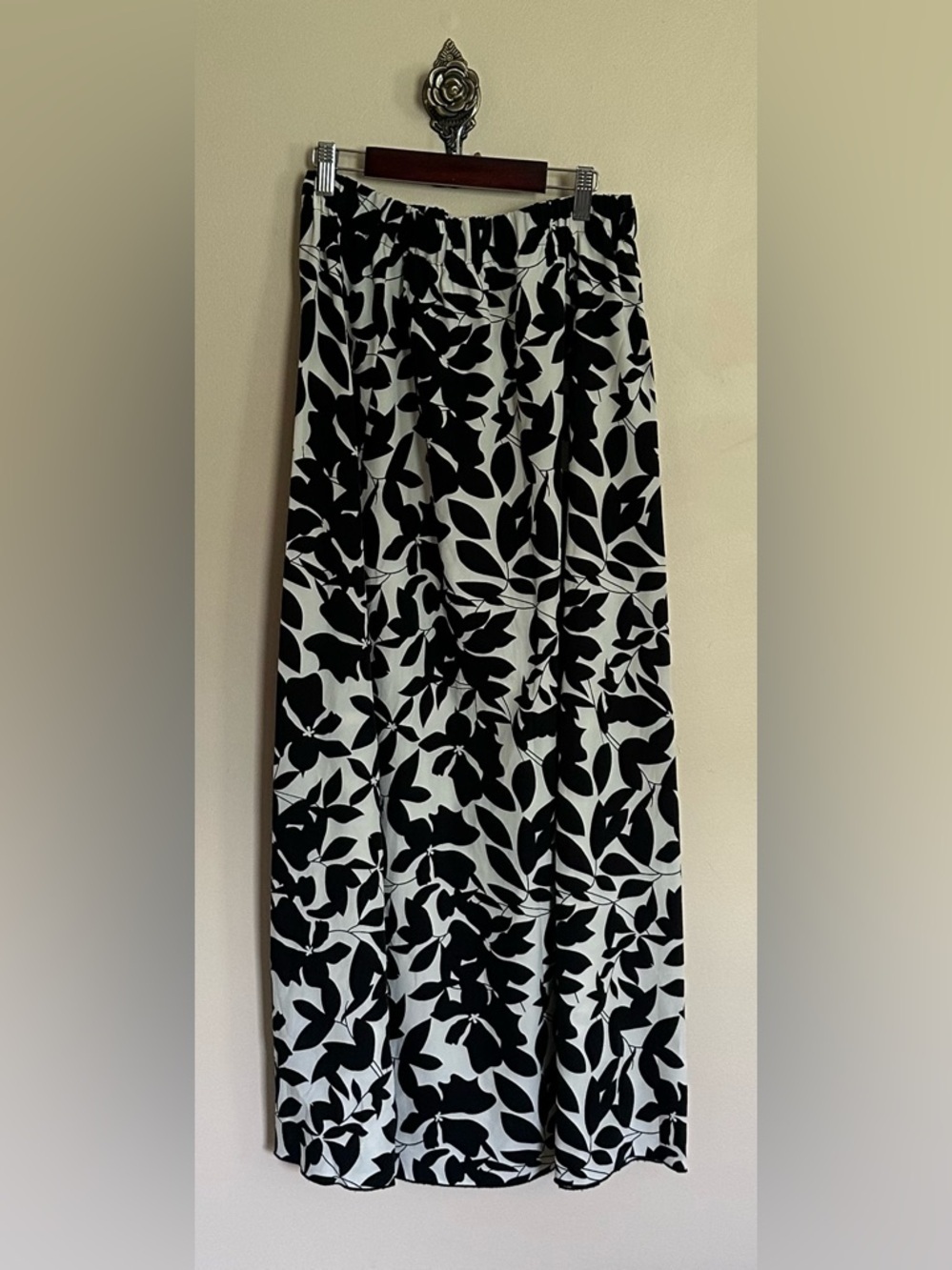Black & White Floral Maxi Skirt – Size Large – EUC – Flowy & Versatile 🖤🤍 - Picture 5 of 6
